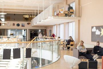 3C3A1179 Pietarsaaren lukio kaytava LOW RES